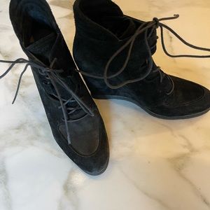 STUART WEITZMAN Black Suede Kidstuff Wedge Bootie SZ 9.5 M  Excellent Condition